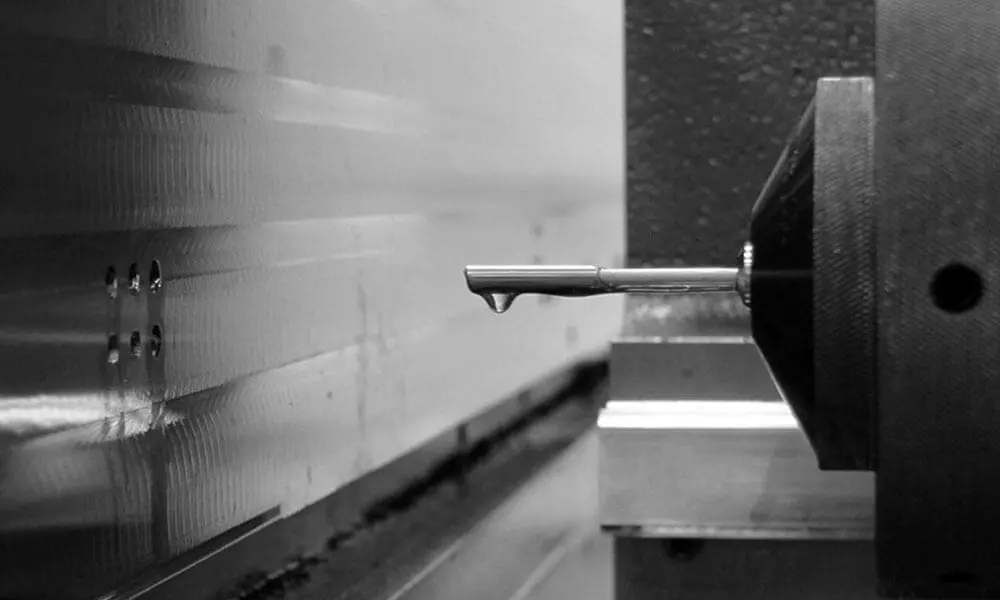 deep-hole-drilling-cutting-oil Oil dripping from deep hole drilling tool